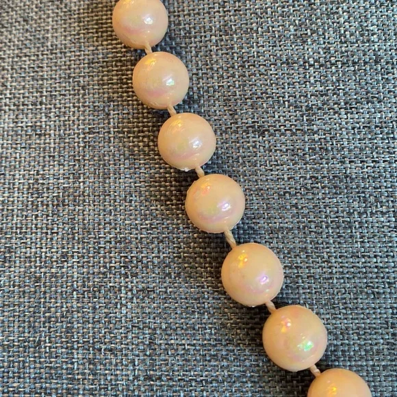 VTG Peach Iridescent Beads Necklace - Picture 2 of 3